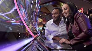 Aplikasi mobile spotbet menampilkan slot games Aviator, Sweet Bonanza, dan Gates of Olympus